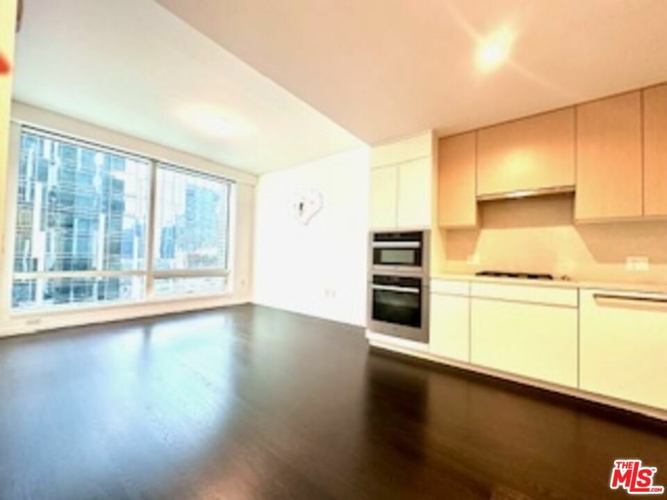 Property Photo: 877 Francisco St CA 90017