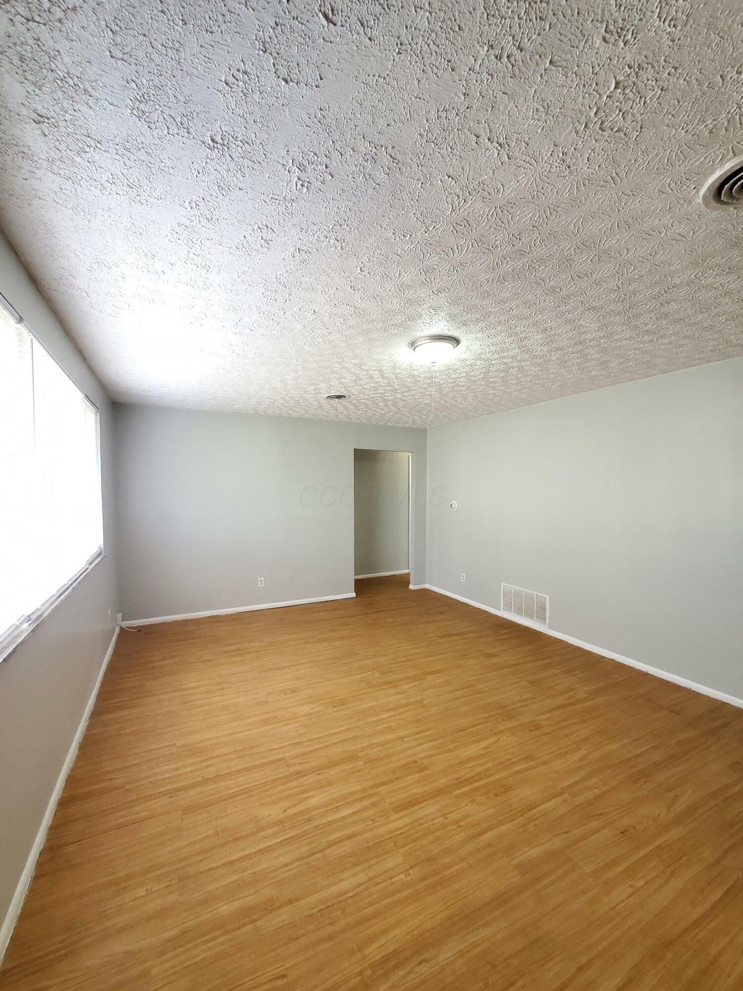 Property Photo: 3676 Roswell Drive OH 43227
