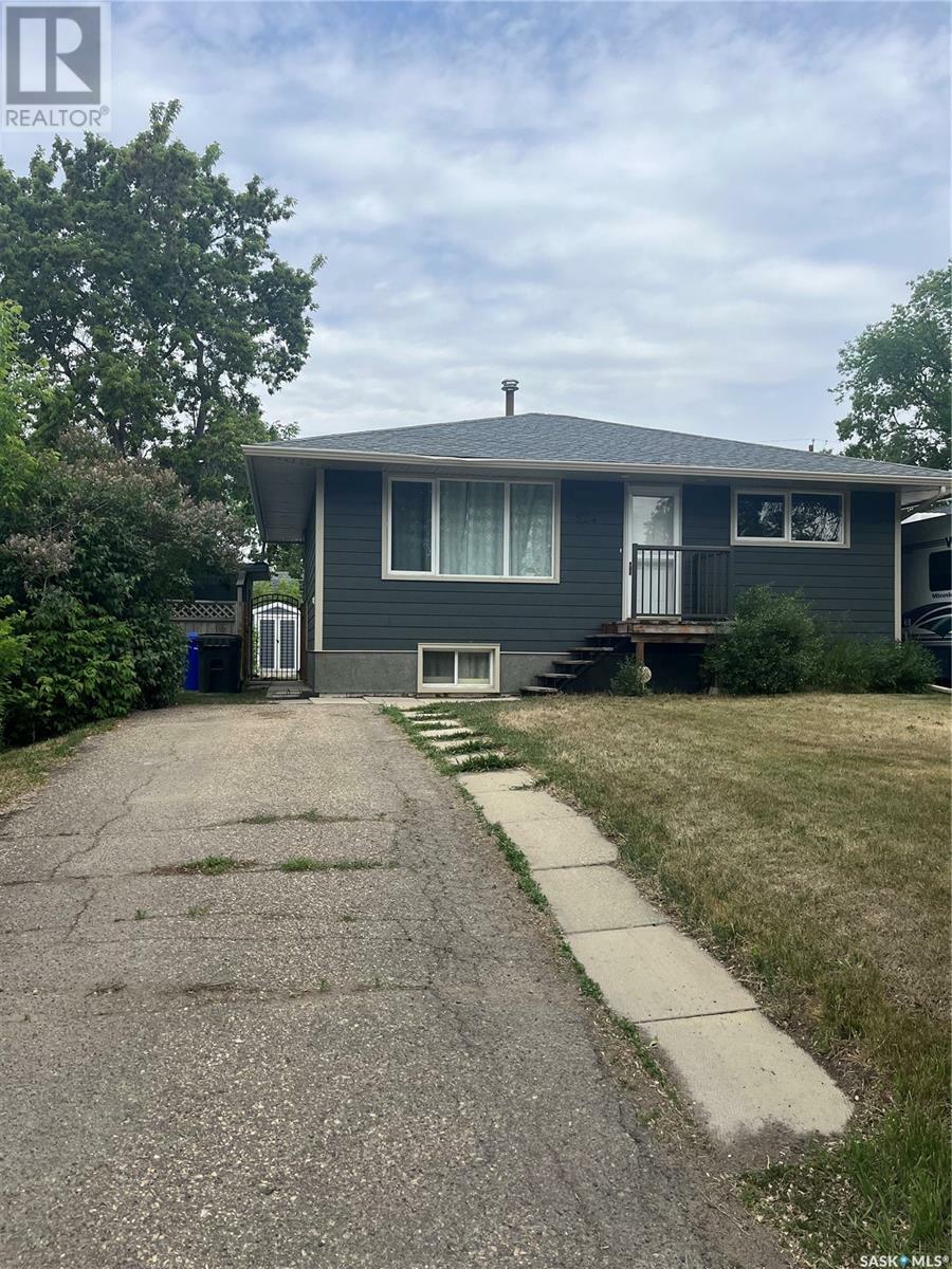 Property Photo: 924 4th Street E SK S6V 0K7