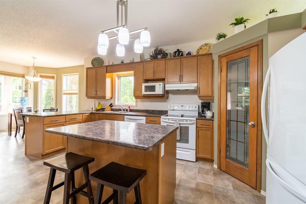 Property Photo: 100 Linden Lake Drive MB R0E 1J2