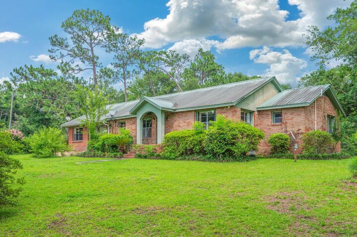 Property Photo: 2226 W James Lee Boulevard FL 32536