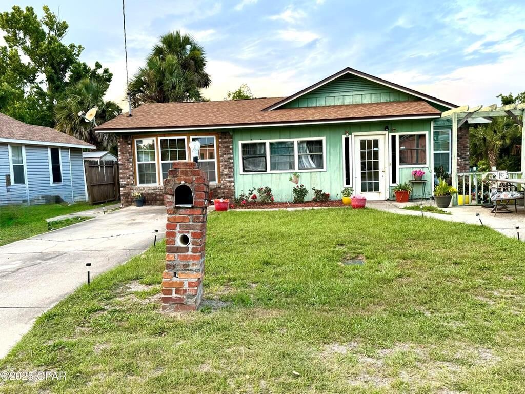 Property Photo:  221 Ave E  FL 32456 