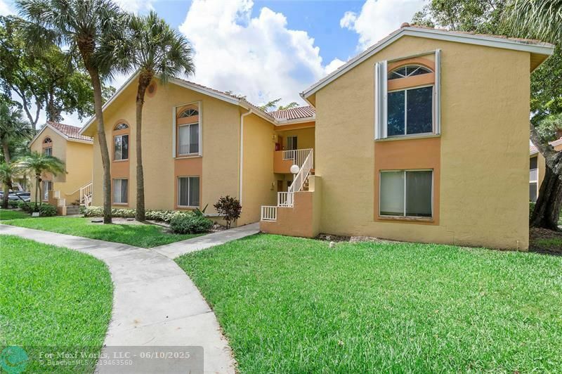 Property Photo: 1030 Coral Club Dr 1030 FL 33071