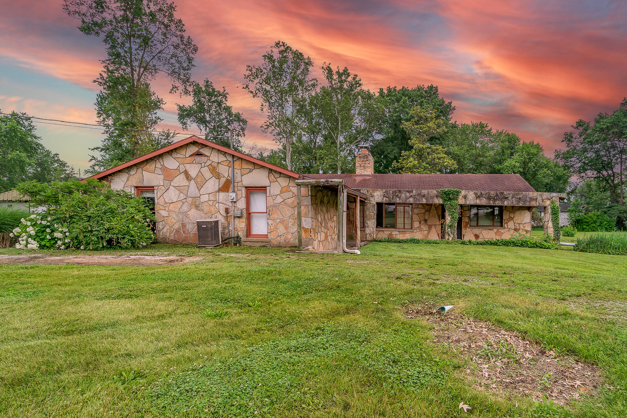 Property Photo:  304 W Maple Street  MO 65231 