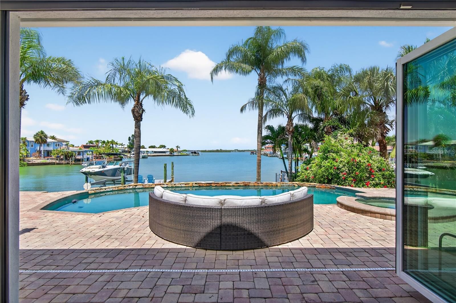 Property Photo:  511 Island Way  FL 33767 