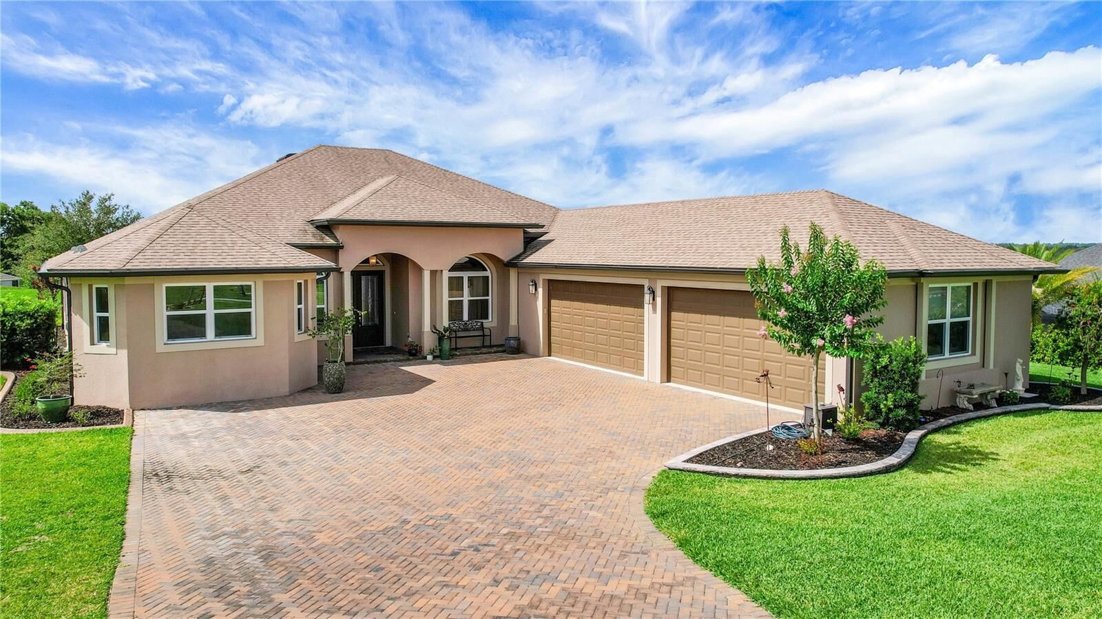 Property Photo: 6008 Apex Way FL 32159