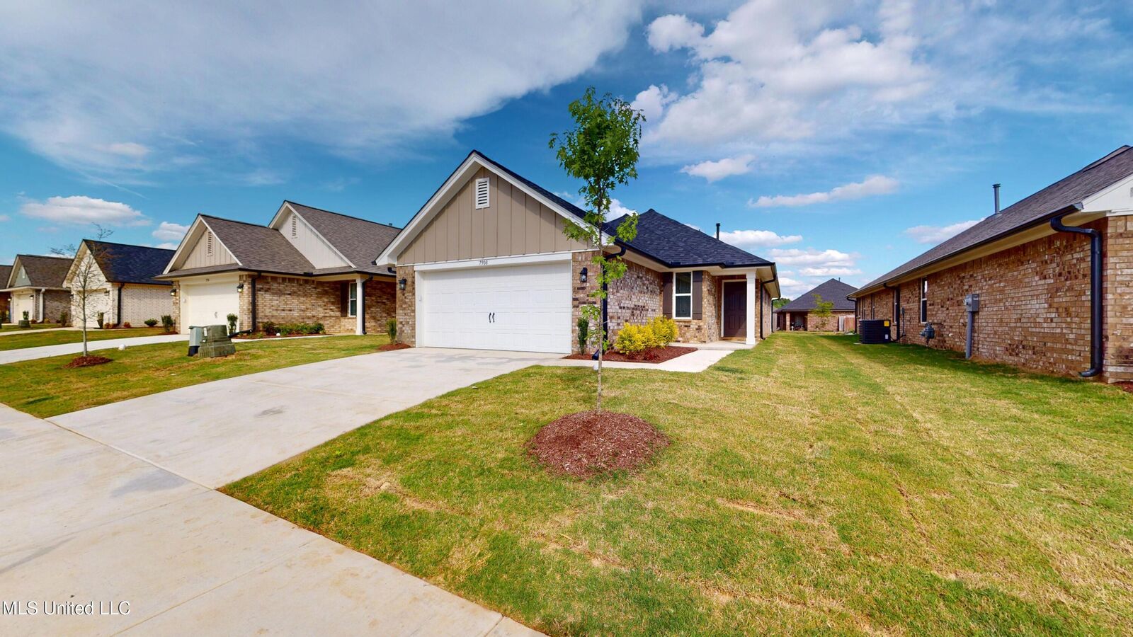 Property Photo: 7852 Gardendale Drive MS 38654