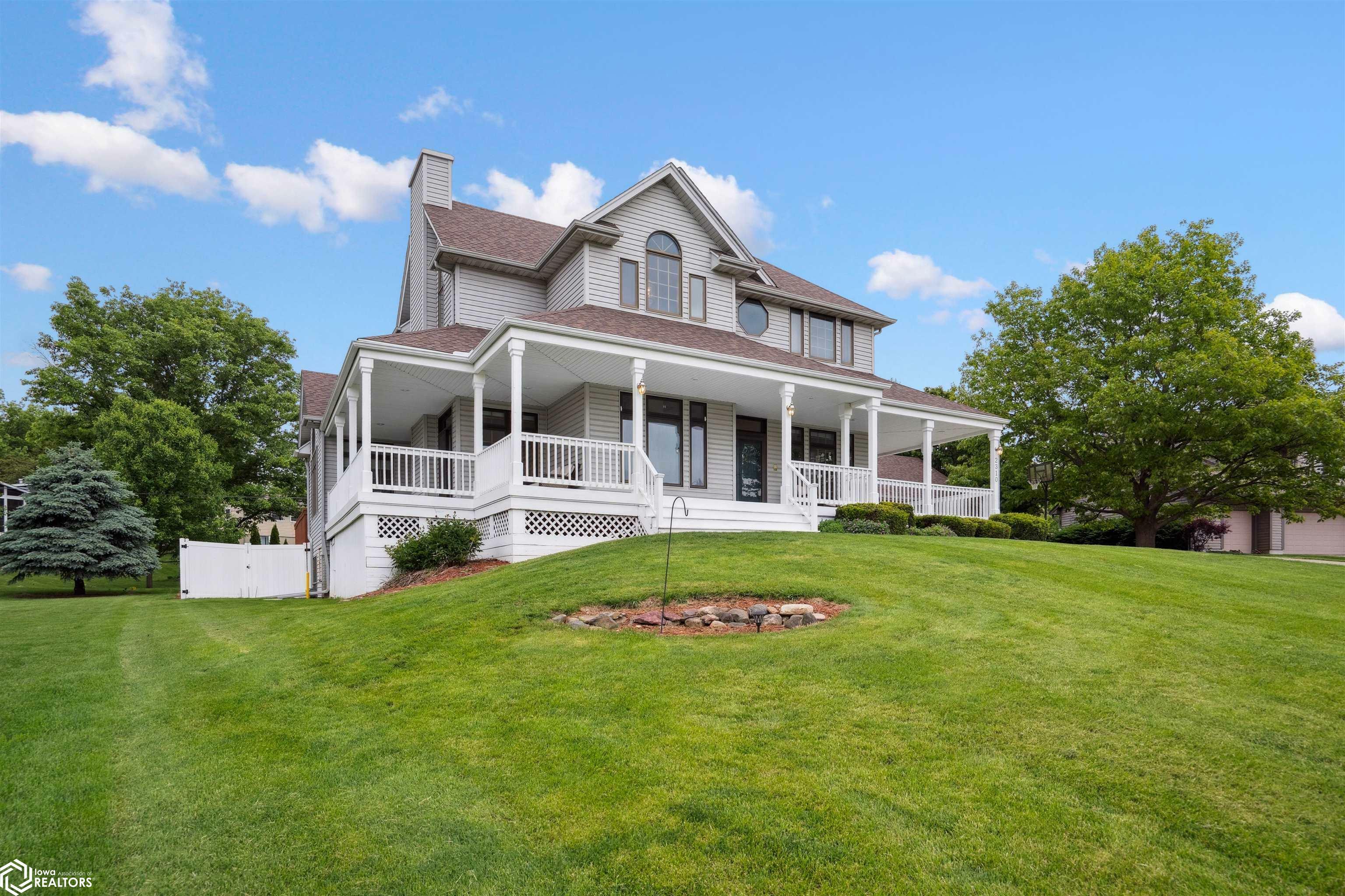 Property Photo: 2310 Knollway Drive IA 50158