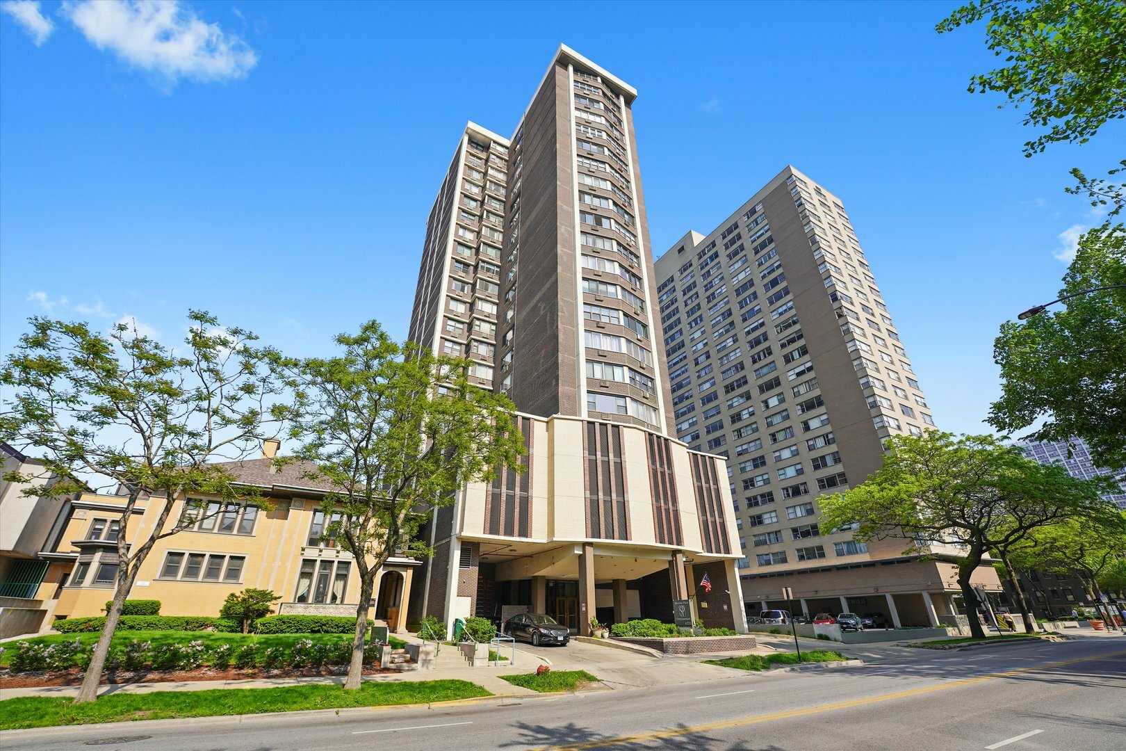 Property Photo: 6325 N Sheridan Road 802 IL 60660