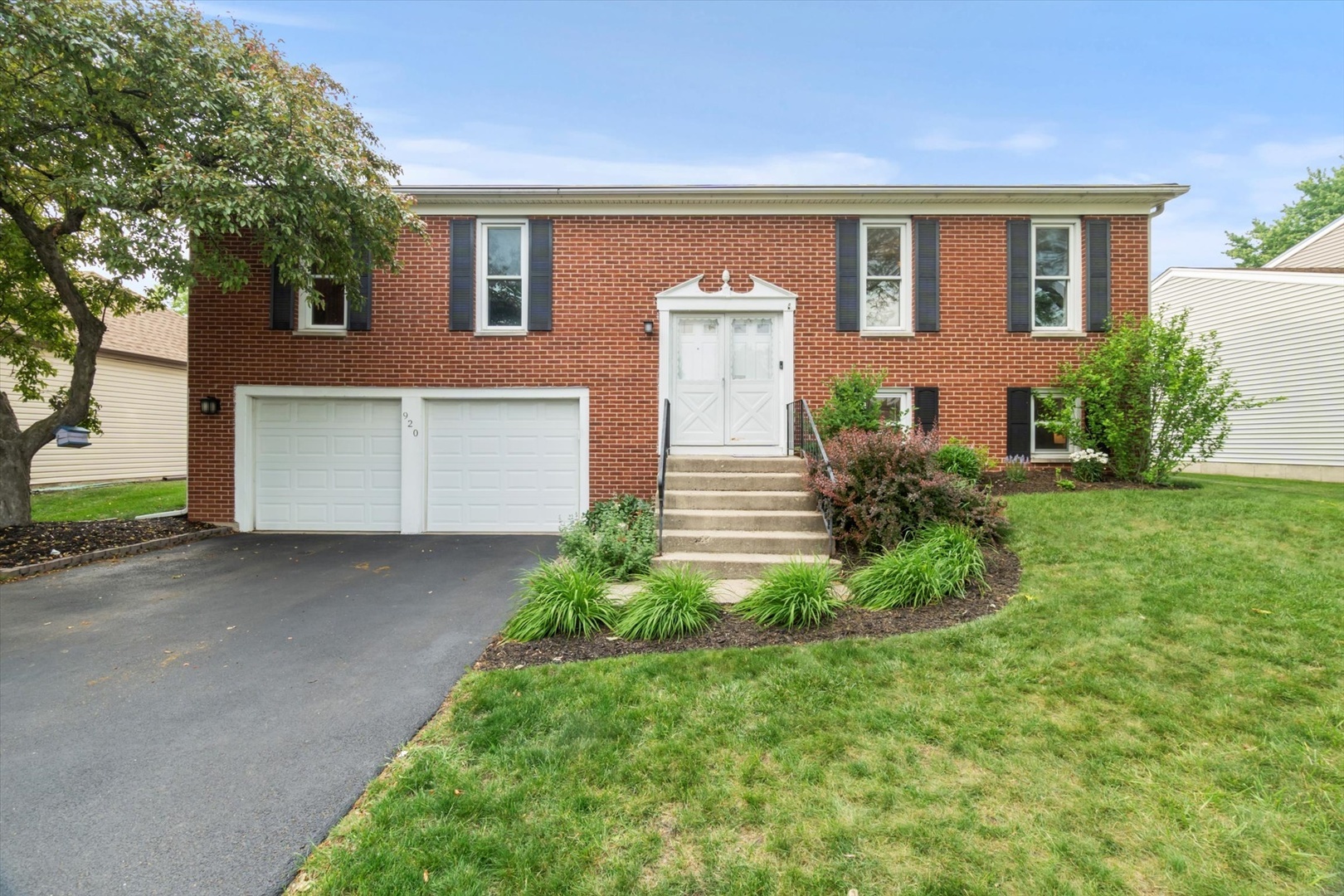 Property Photo: 920 Brandywine Drive IL 60172