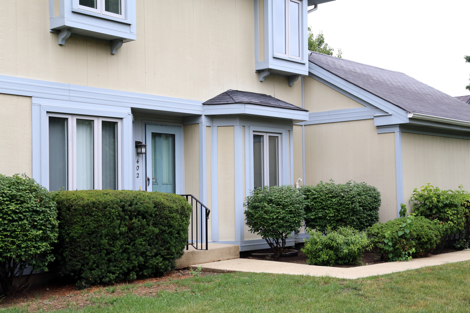Property Photo: 402 Catbird Lane IL 60015
