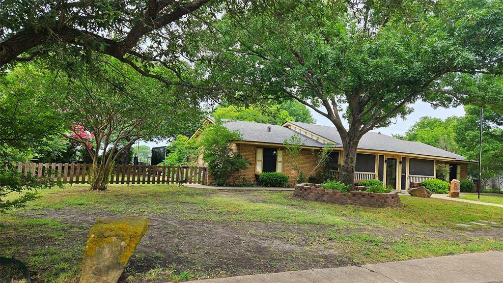 Property Photo: 201 Vanderbilt Lane TX 75165