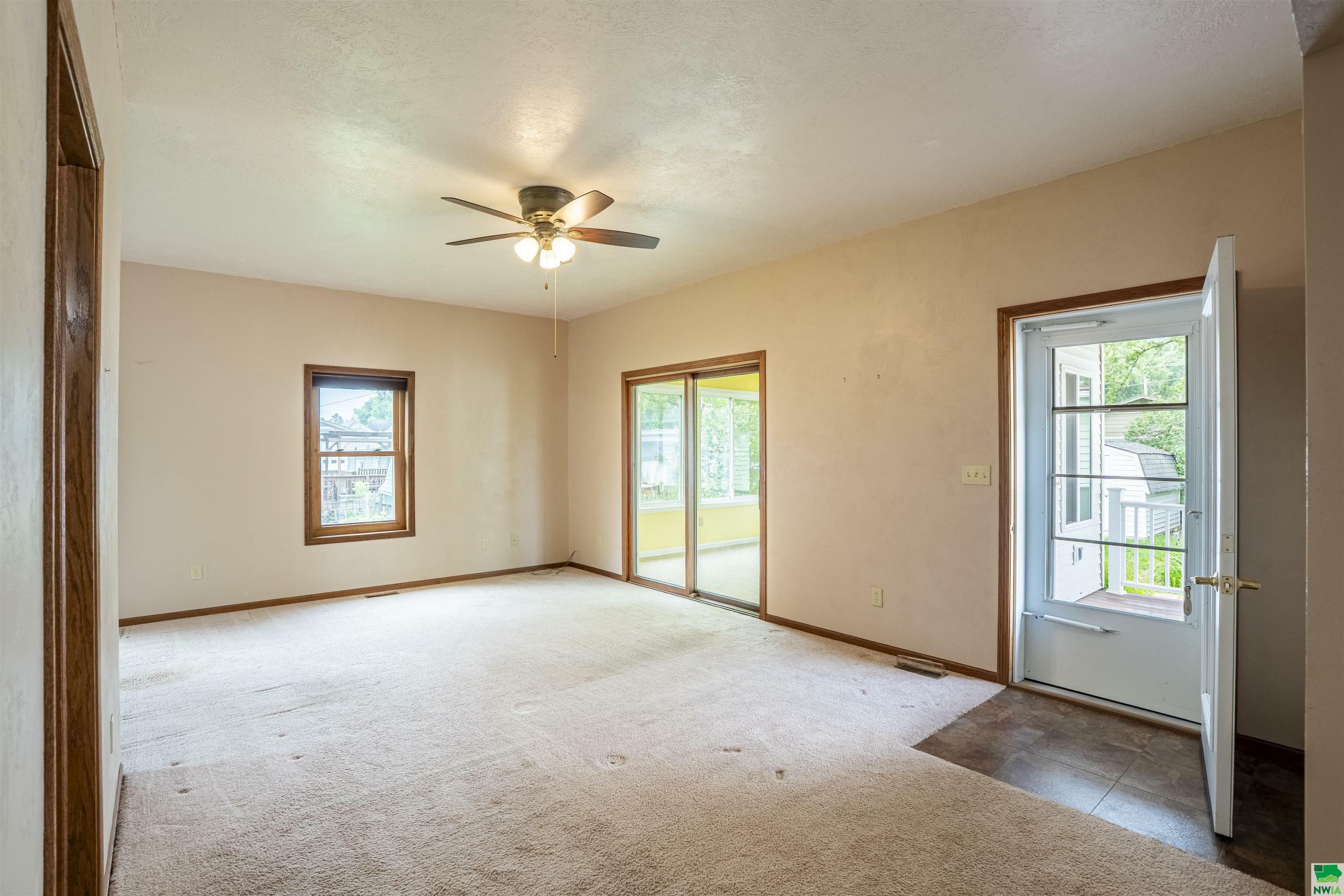 Property Photo: 615 4th St IA 51038