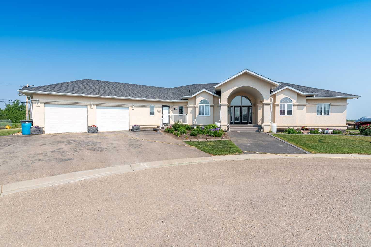 Property Photo: 612 2nd Street E SK S0M 1M0