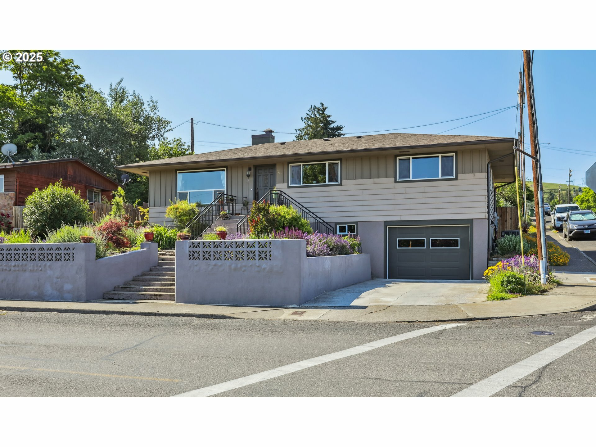 Property Photo: 1900 E 10th St OR 97058