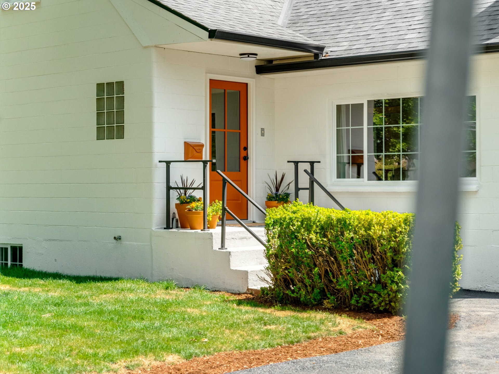 Property Photo: 409 E McLoughlin Blvd WA 98663