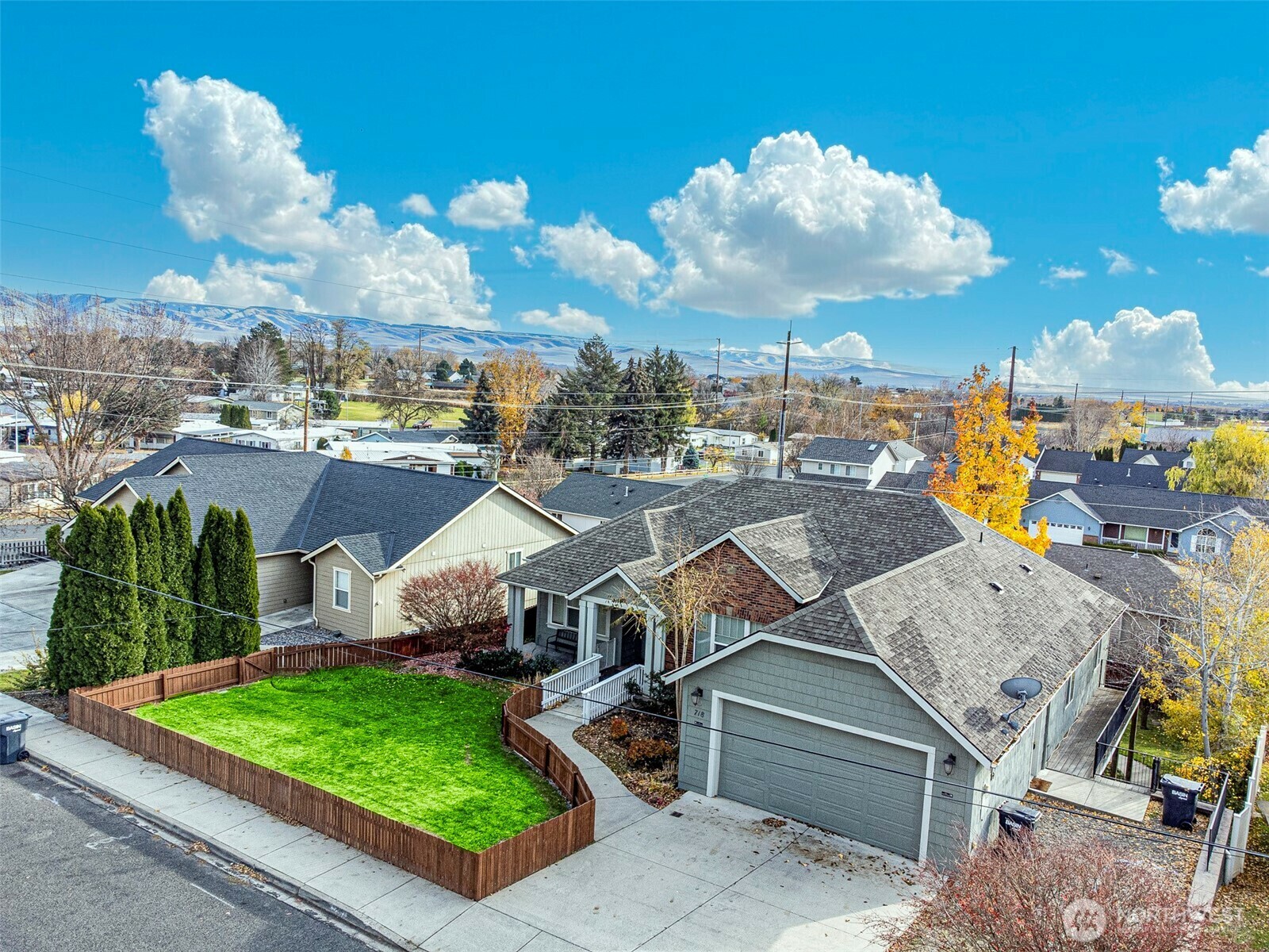 Property Photo: 718 SE Scenic View Drive A & B WA 99324
