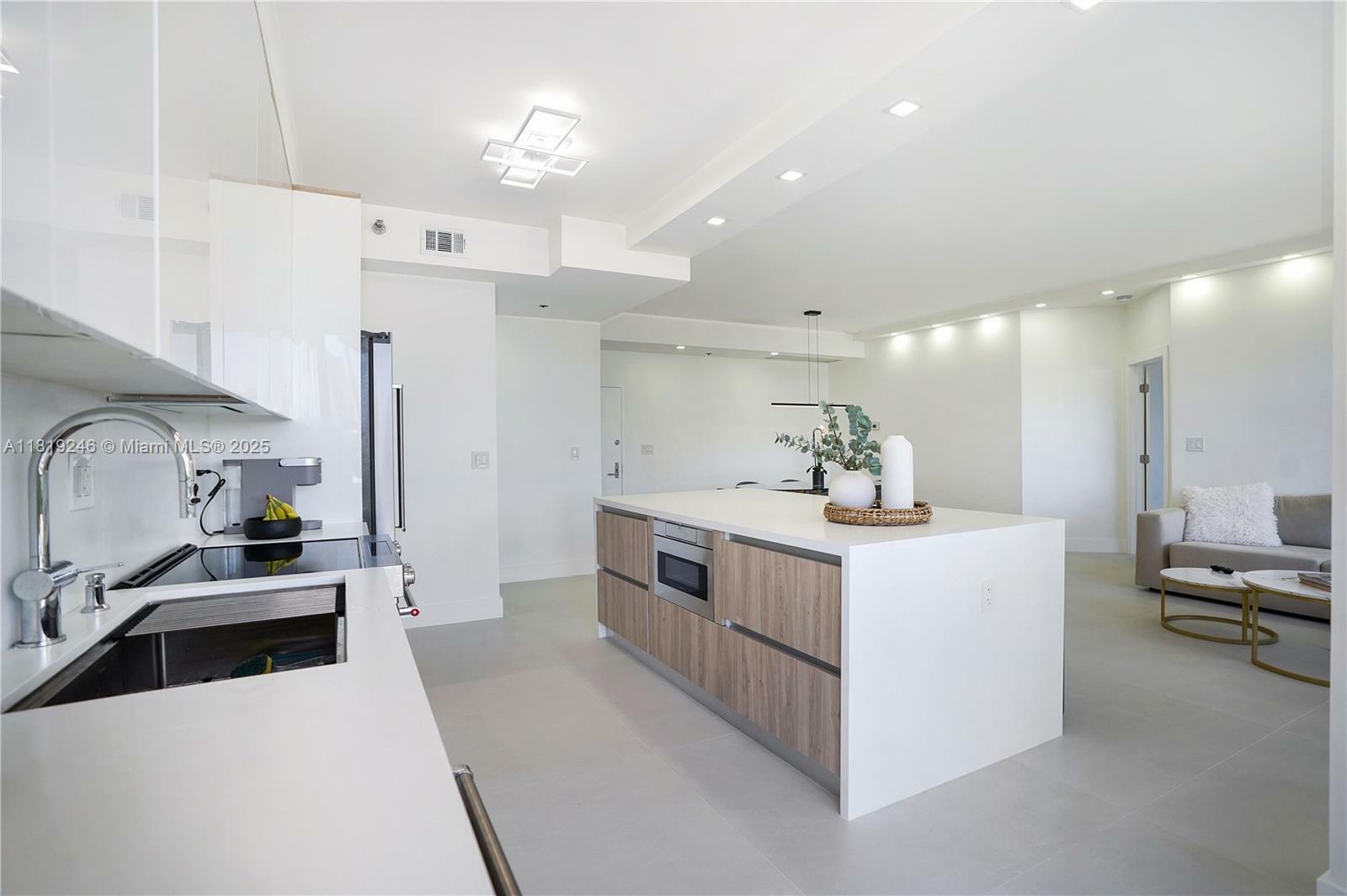 Property Photo: 19101 Mystic Pointe Dr 111 FL 33180