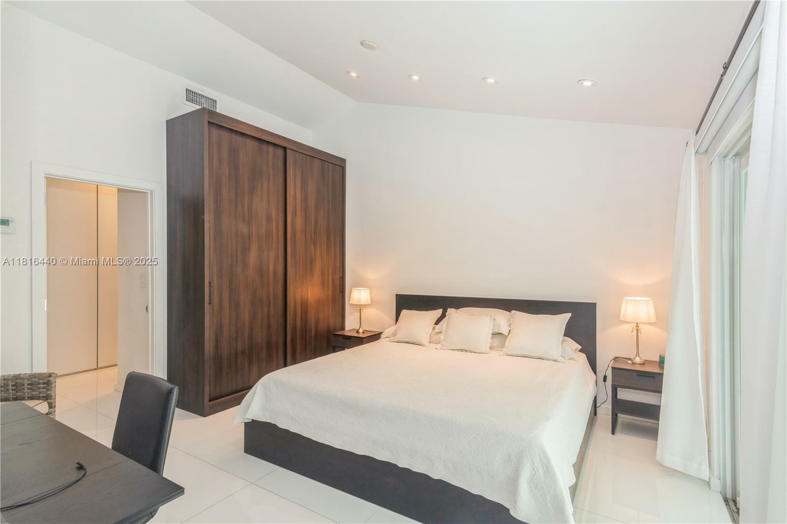 Property Photo: 798 Crandon Blvd 55-B FL 33149