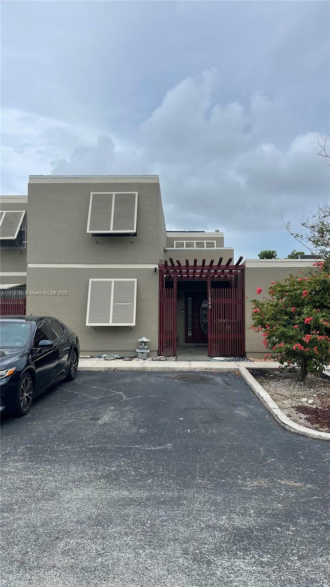 Property Photo: 11040 S Lakeview Dr FL 33026