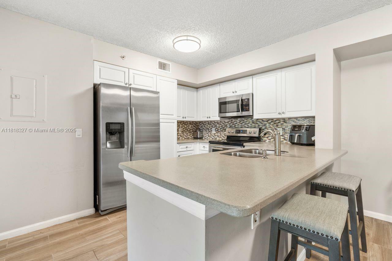 Property Photo: 1150 Wildwood Lakes Blvd 203 FL 34104