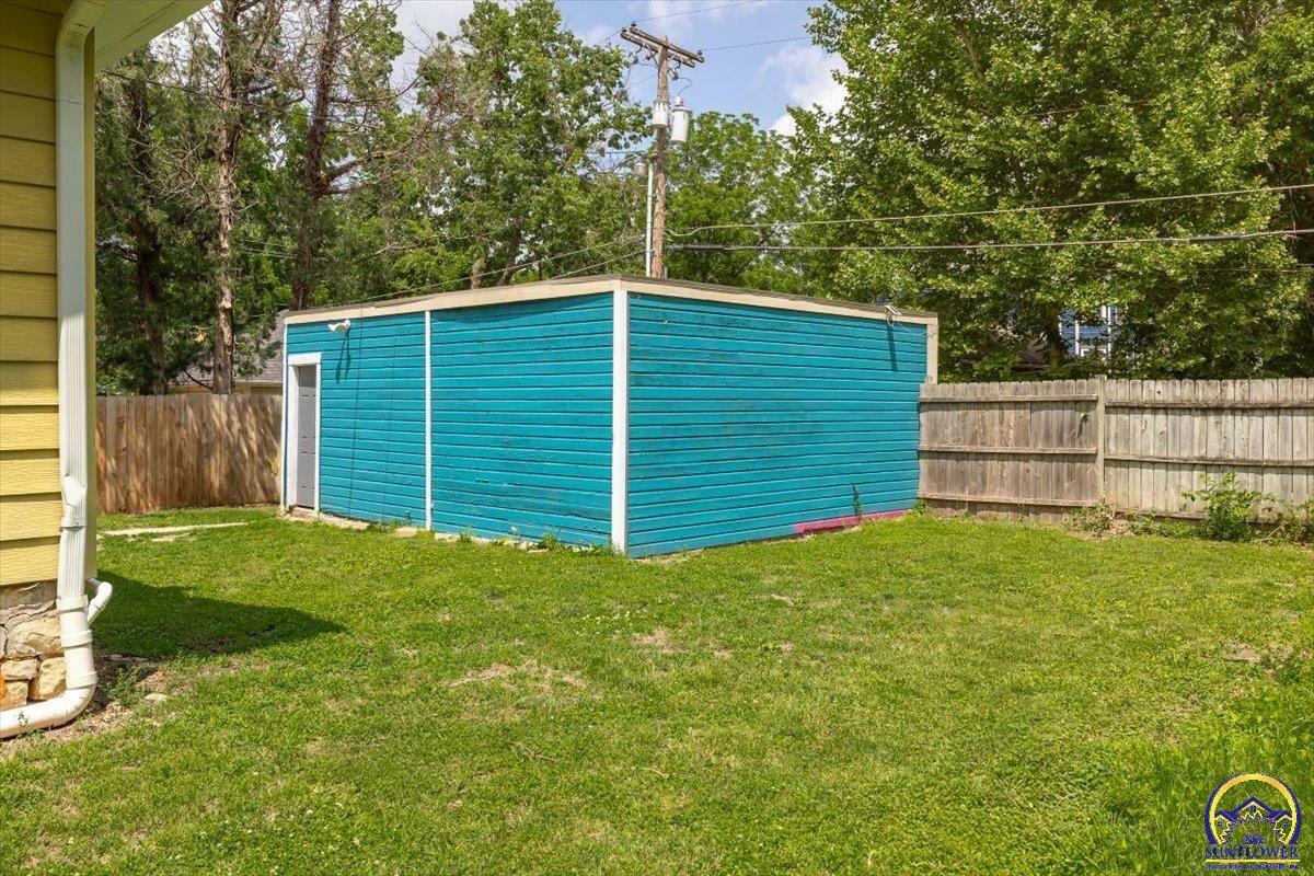 Property Photo: 1304 SW College Ave KS 66604
