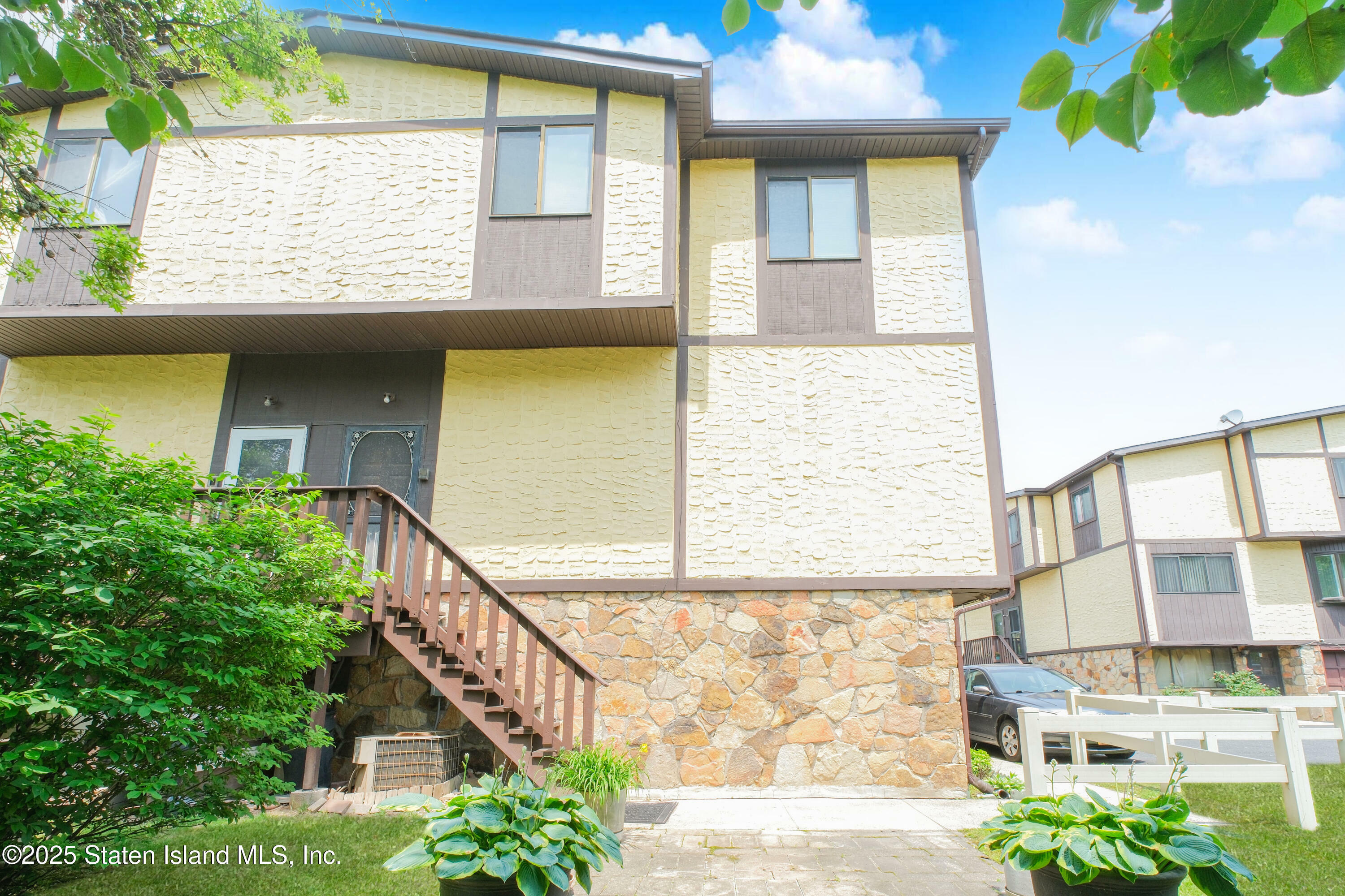 Property Photo:  40 Parkview Loop  NY 10314 
