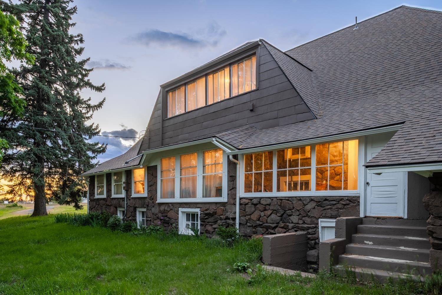Property Photo: 1625 S Hayford Rd WA 99224