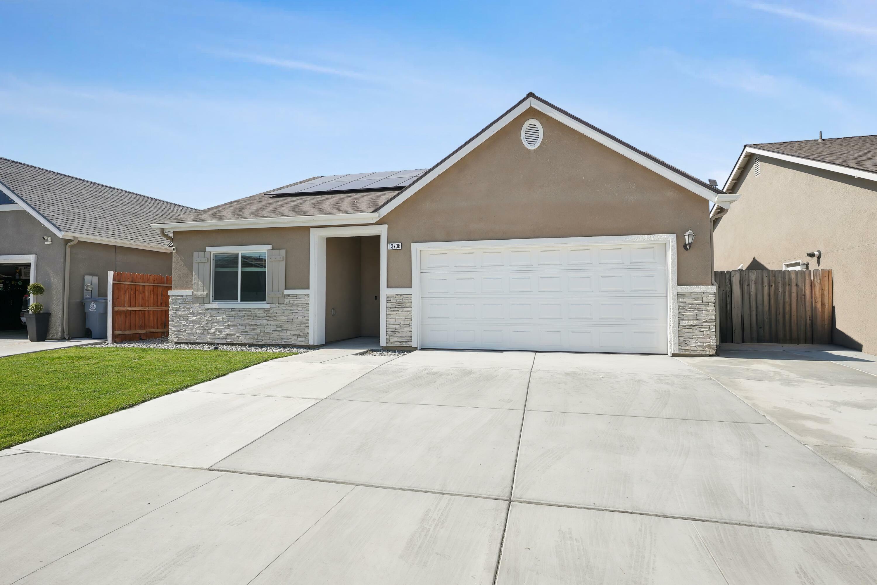 Property Photo: 13736 Alyssum Way CA 93202