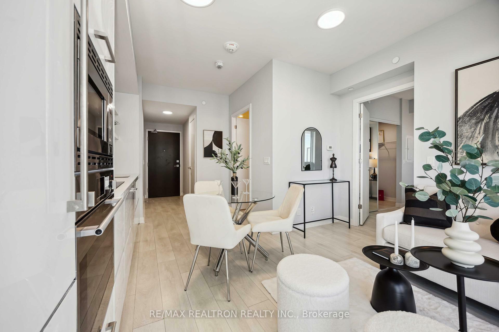 Property Photo: 2221 Yonge Street 4606 ON M4S 0B8