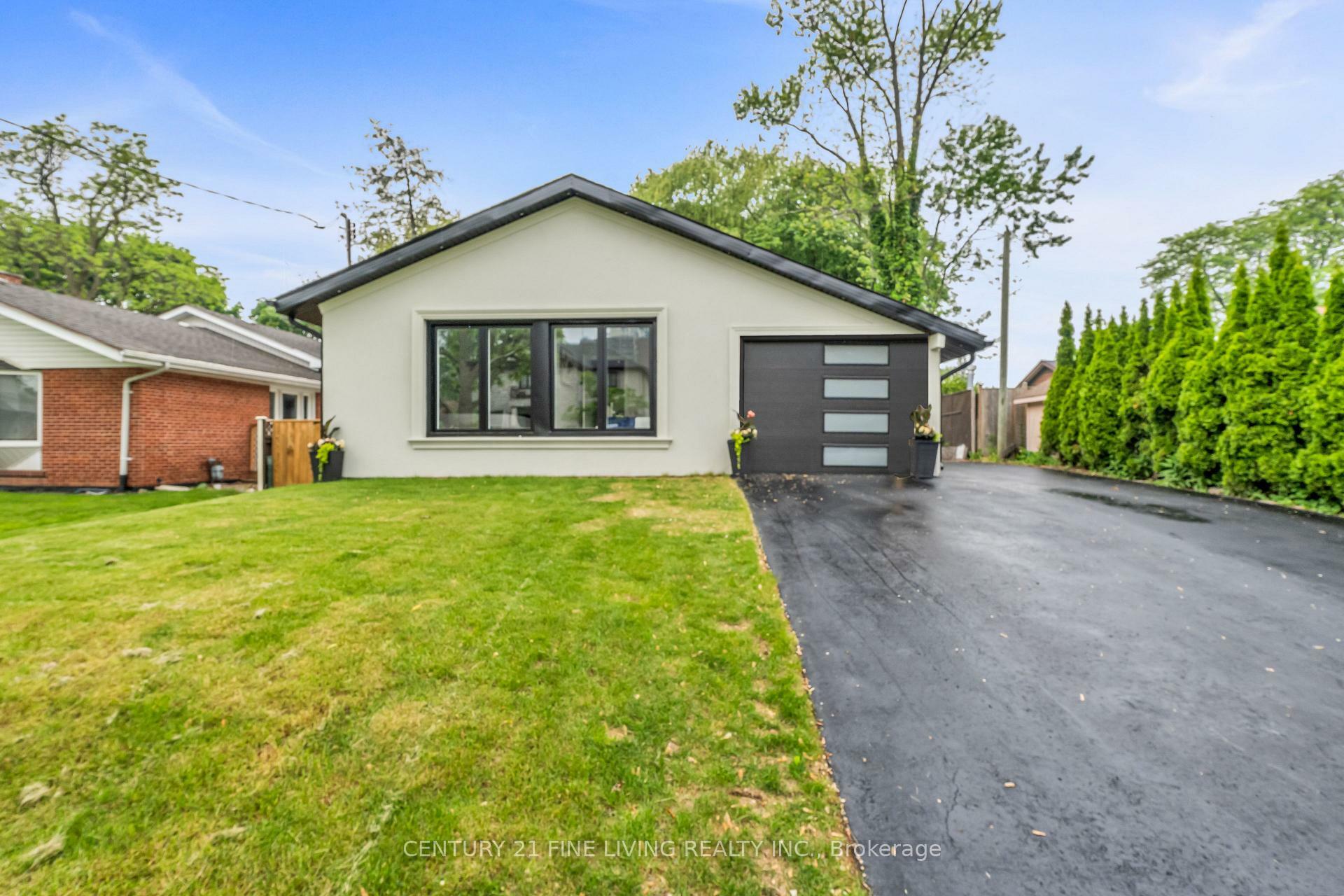 Photo de la propriété: 46 Rossburn Drive ON M9C 2P8