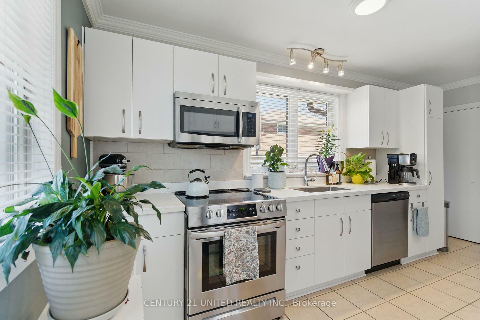 Property Photo:  243 Lupin Drive  ON L1N 1Y4 