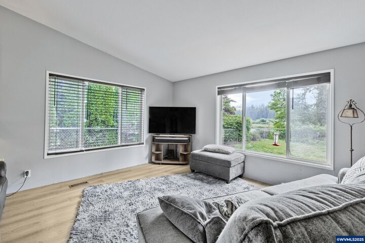 Property Photo: 2009 SE SE Donelle Dr OR 97391