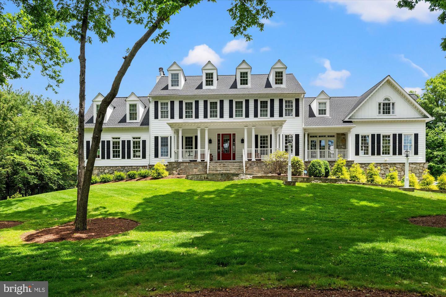 Property Photo: 625 Nalls Farm Way VA 22066