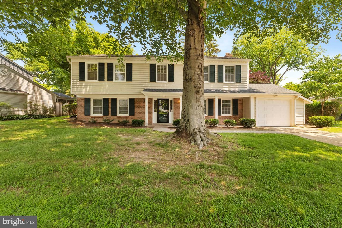 Property Photo: 8326 Briar Creek Drive VA 22003