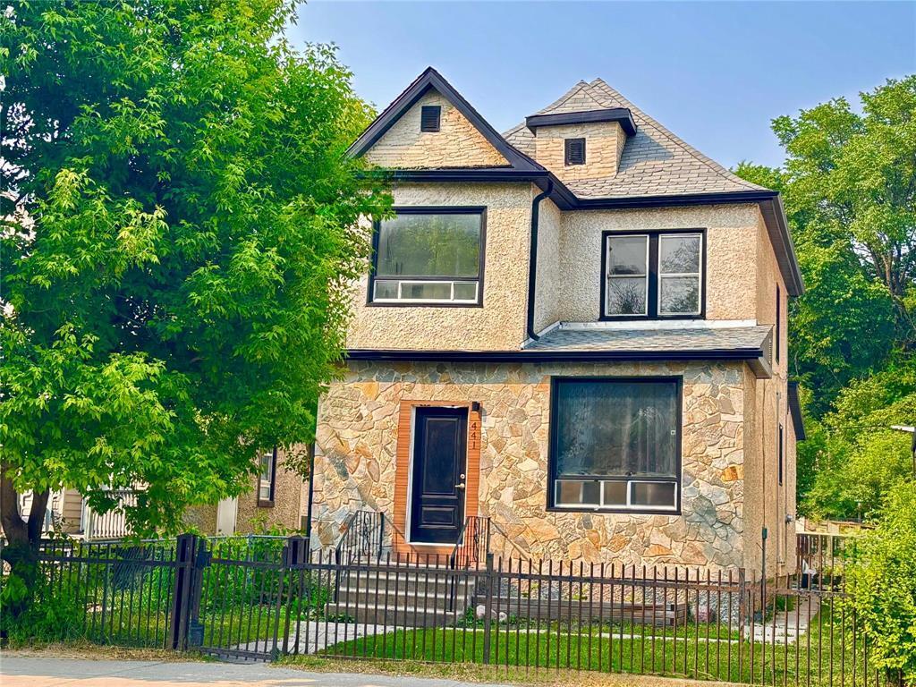 Property Photo:  441 Mountain Avenue  MB R2W 1K5 