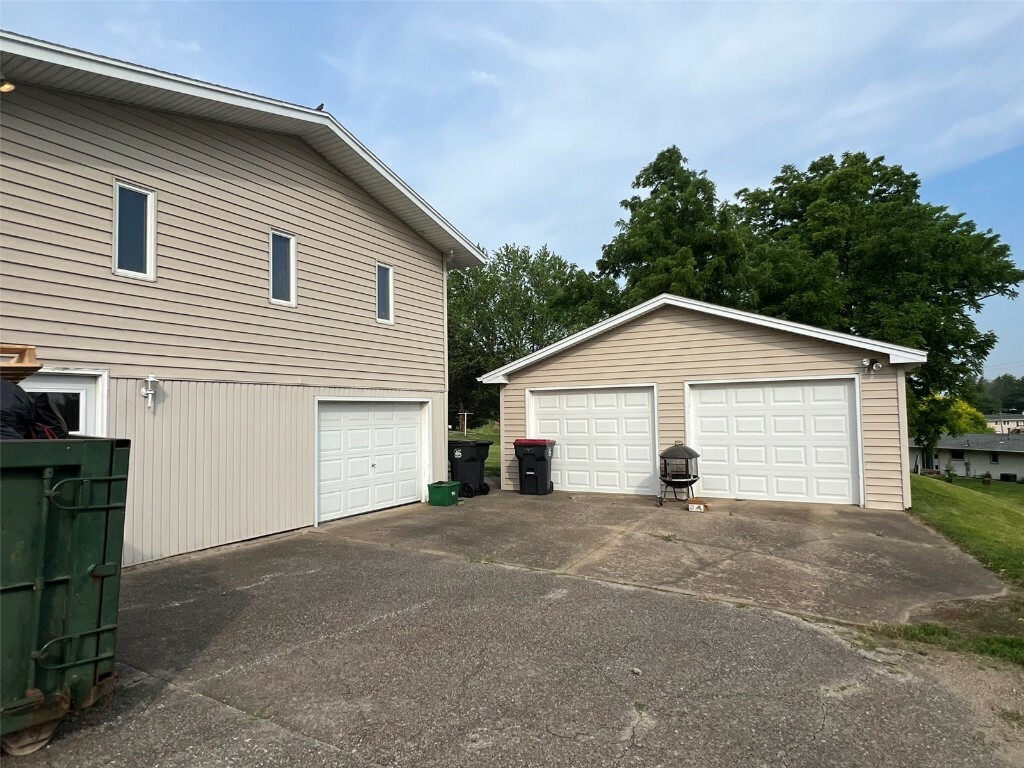 Property Photo: 312 Lake View Drive NE IA 52333