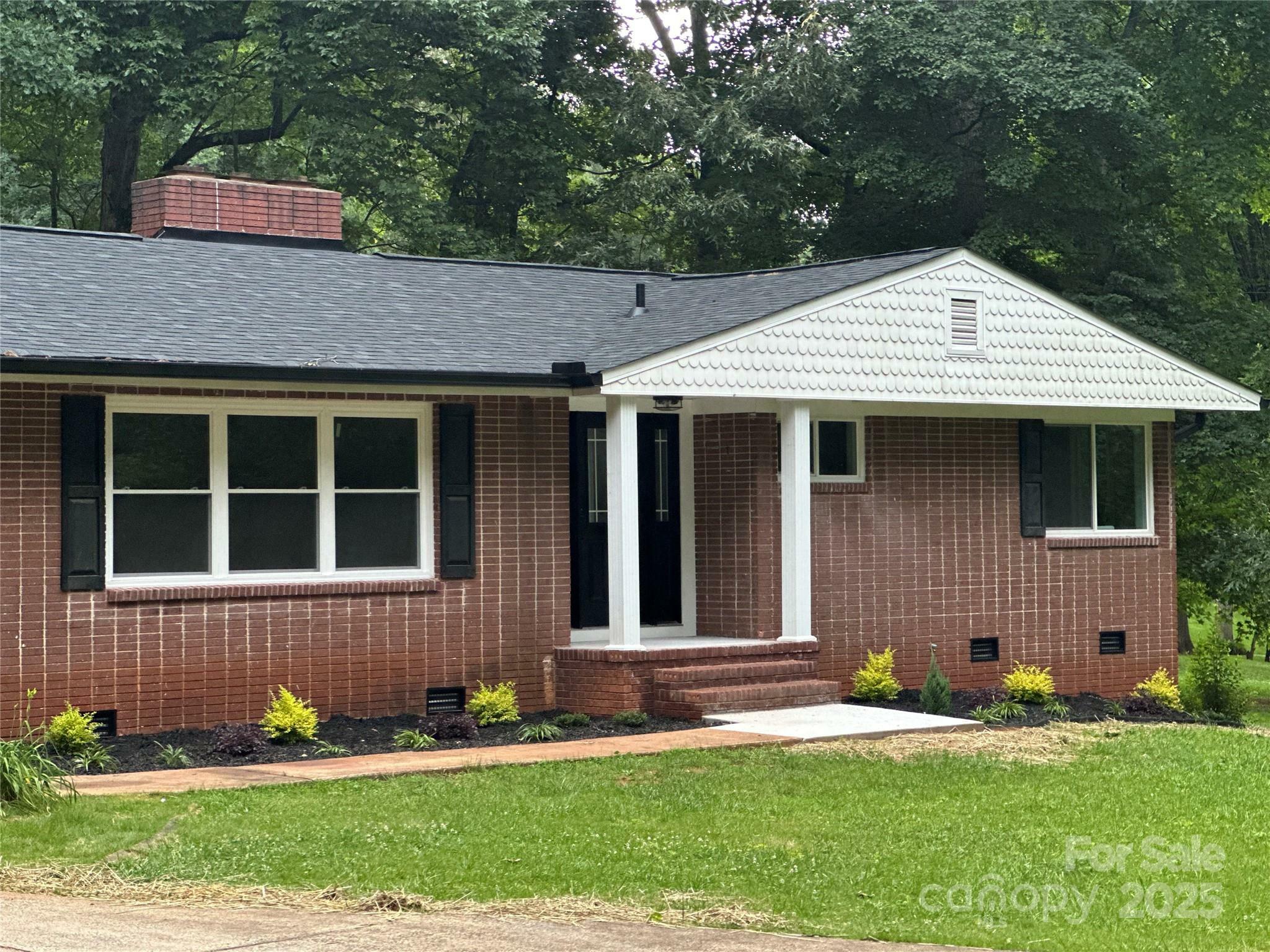 Property Photo: 1123 Timberlane Drive NC 28092