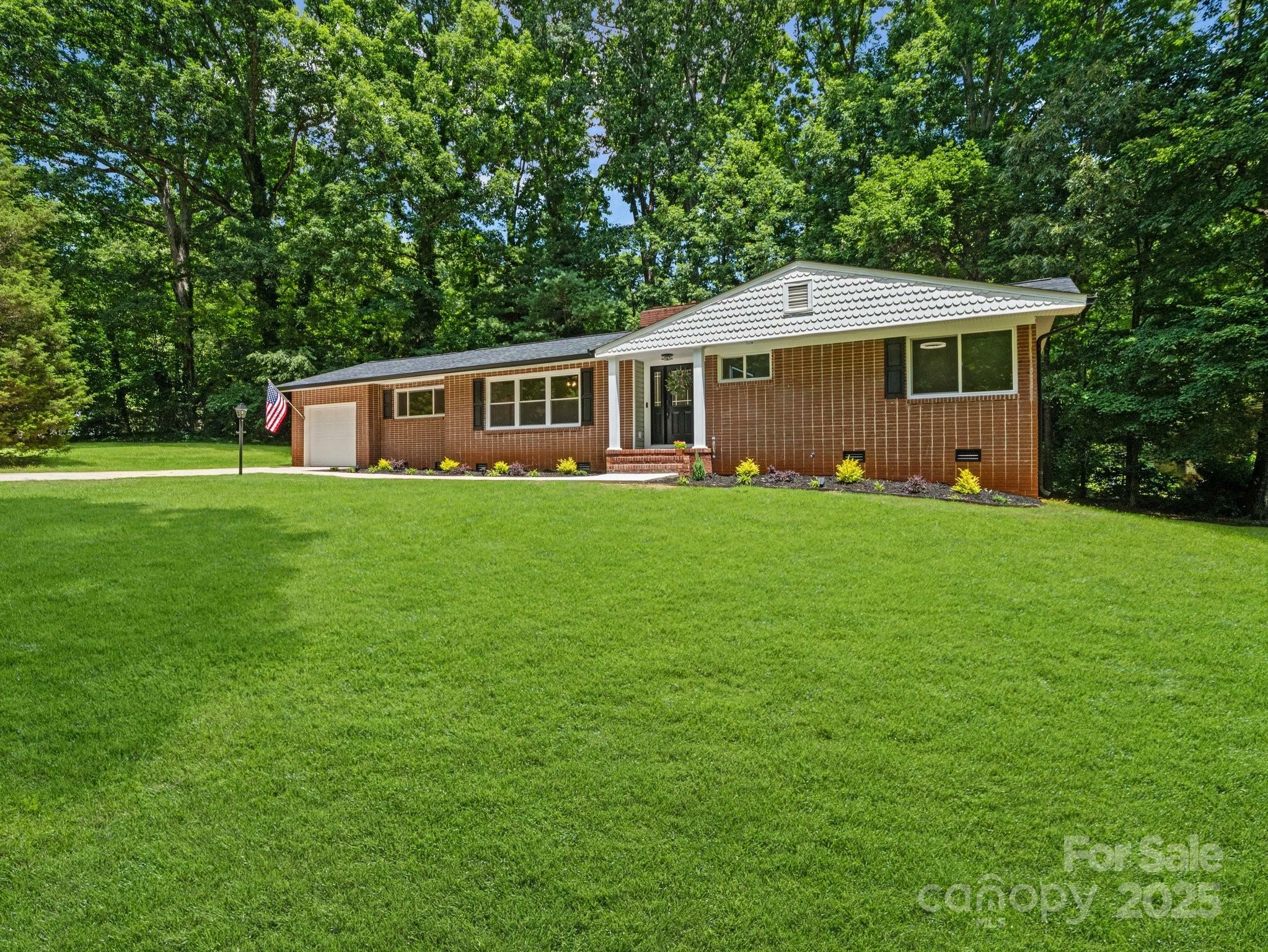 Property Photo: 1123 Timberlane Drive NC 28092