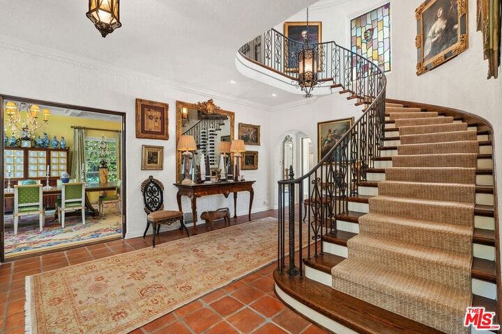 Property Photo: 434 S Muirfield Rd CA 90020