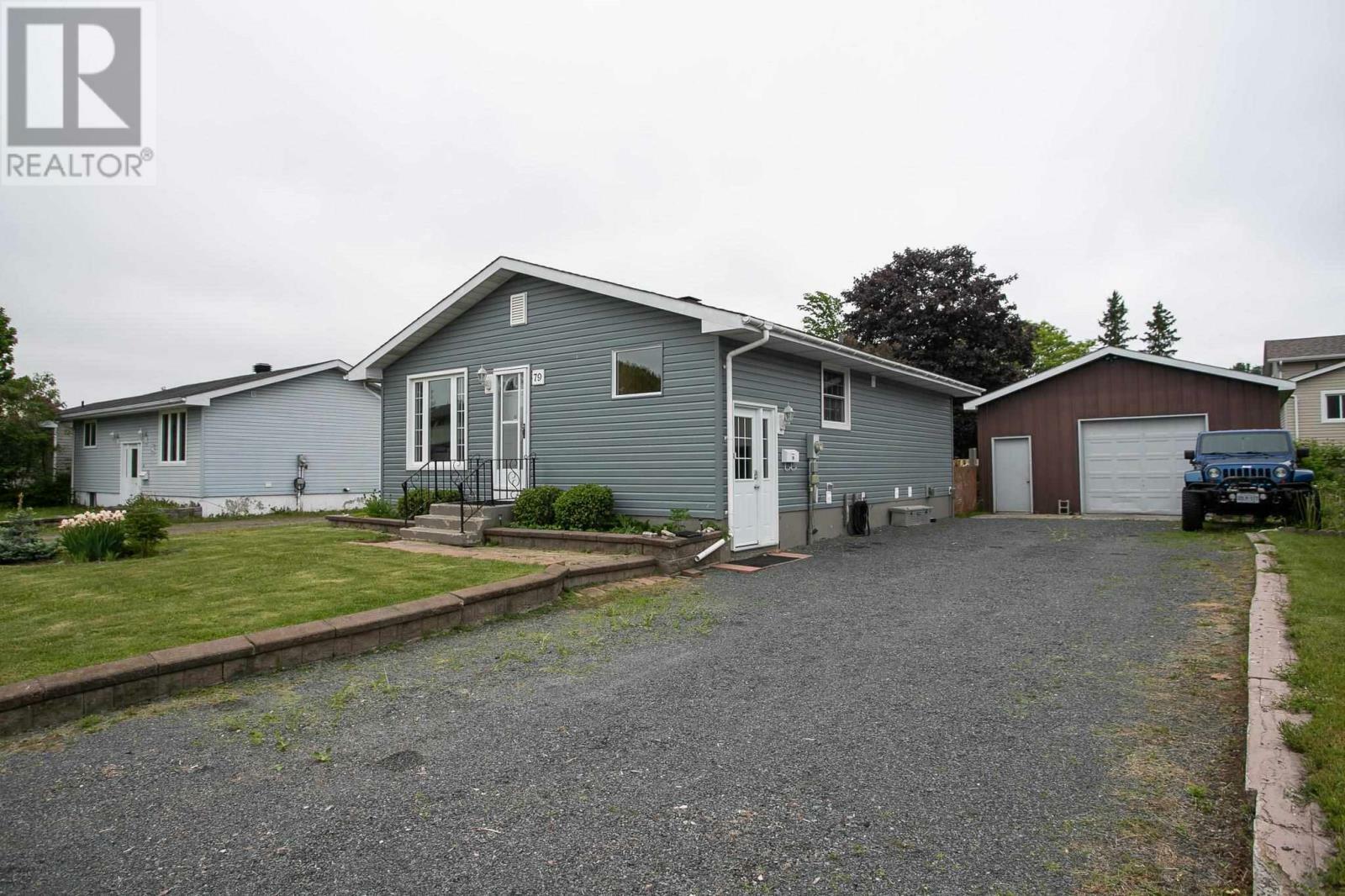 Photo de la propriété: 79 Copernicus Dr ON P6A 6H3
