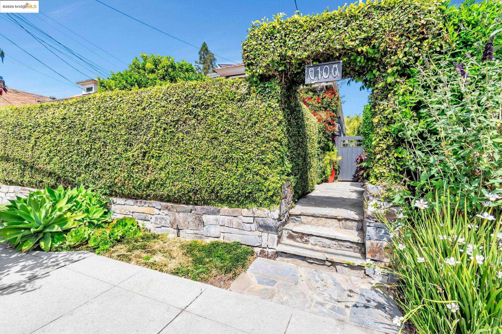 Property Photo: 6108 Hillegass Ave CA 94618