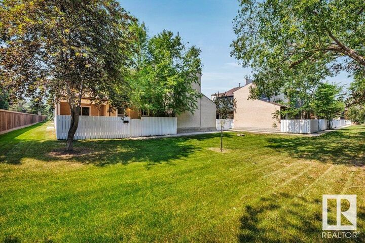 116 Kaskitayo Court NW  Edmonton AB T6J 3T3 photo