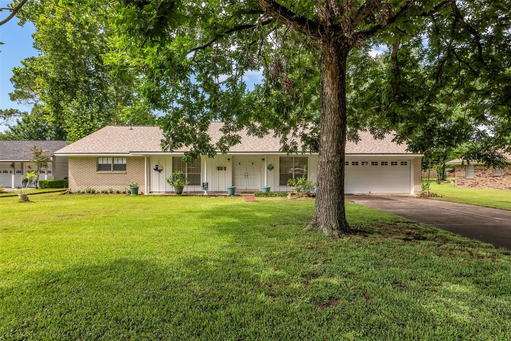 Property Photo:  410 Azalea Drive  TX 77520 