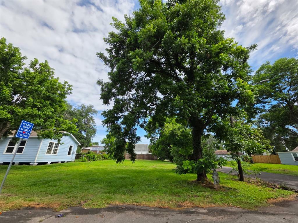 Property Photo: 300 Neal Street TX 77520