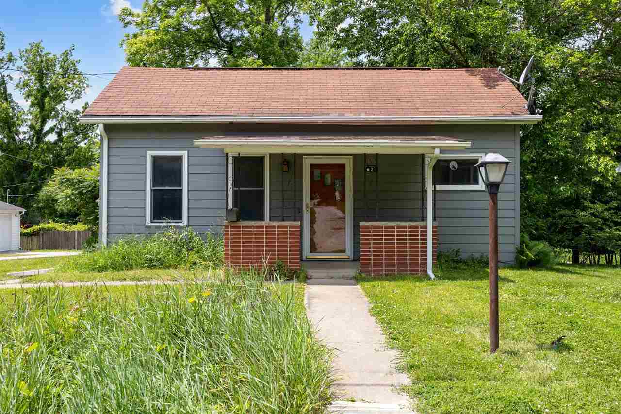 Property Photo: 621 Reno St IA 52245