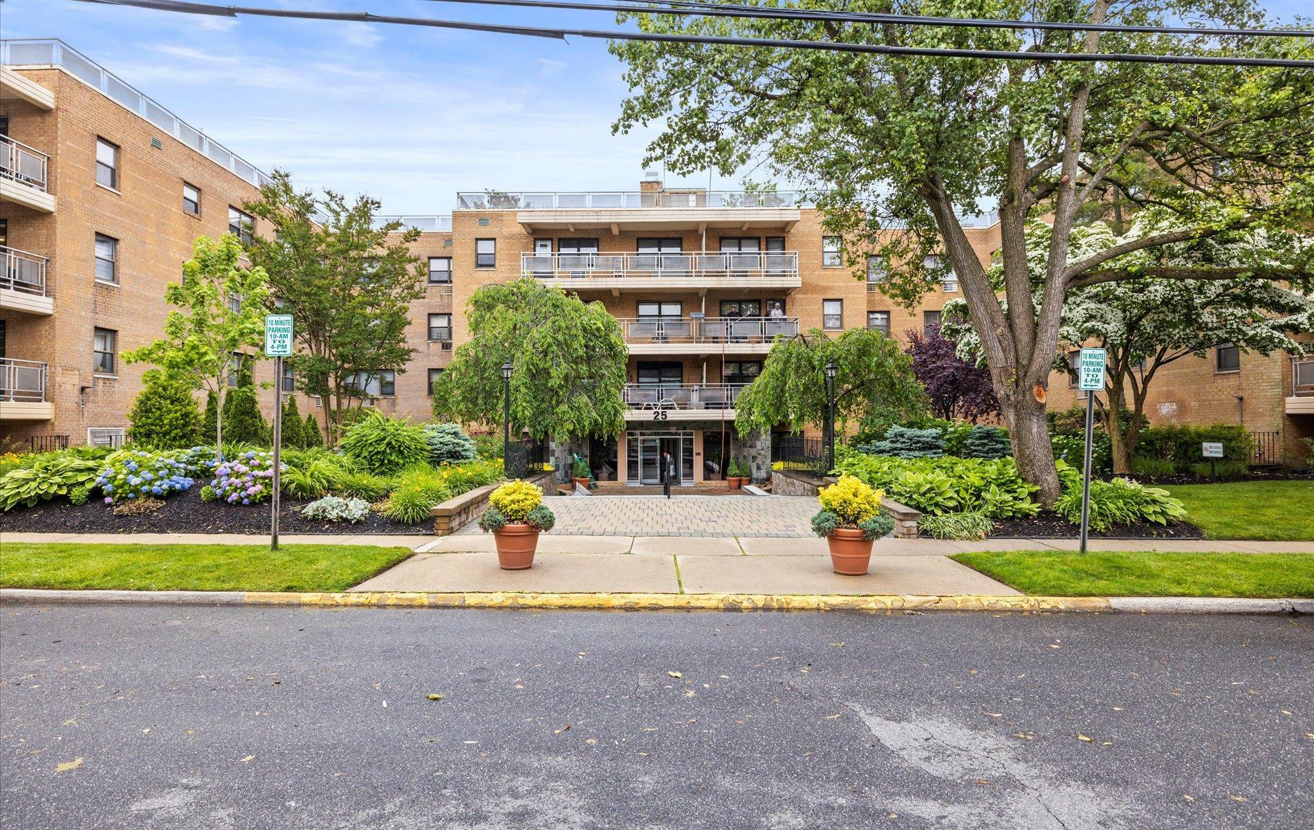 Property Photo: 25 Park Place 3K NY 11021