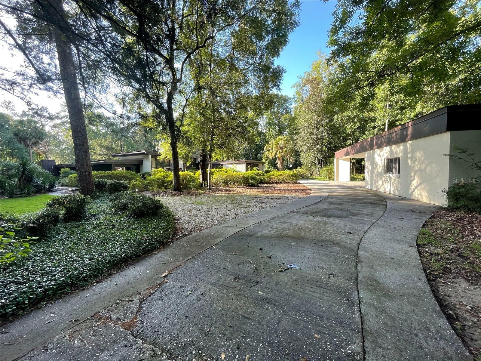 Property Photo: 4140 NW 44th Avenue FL 32606