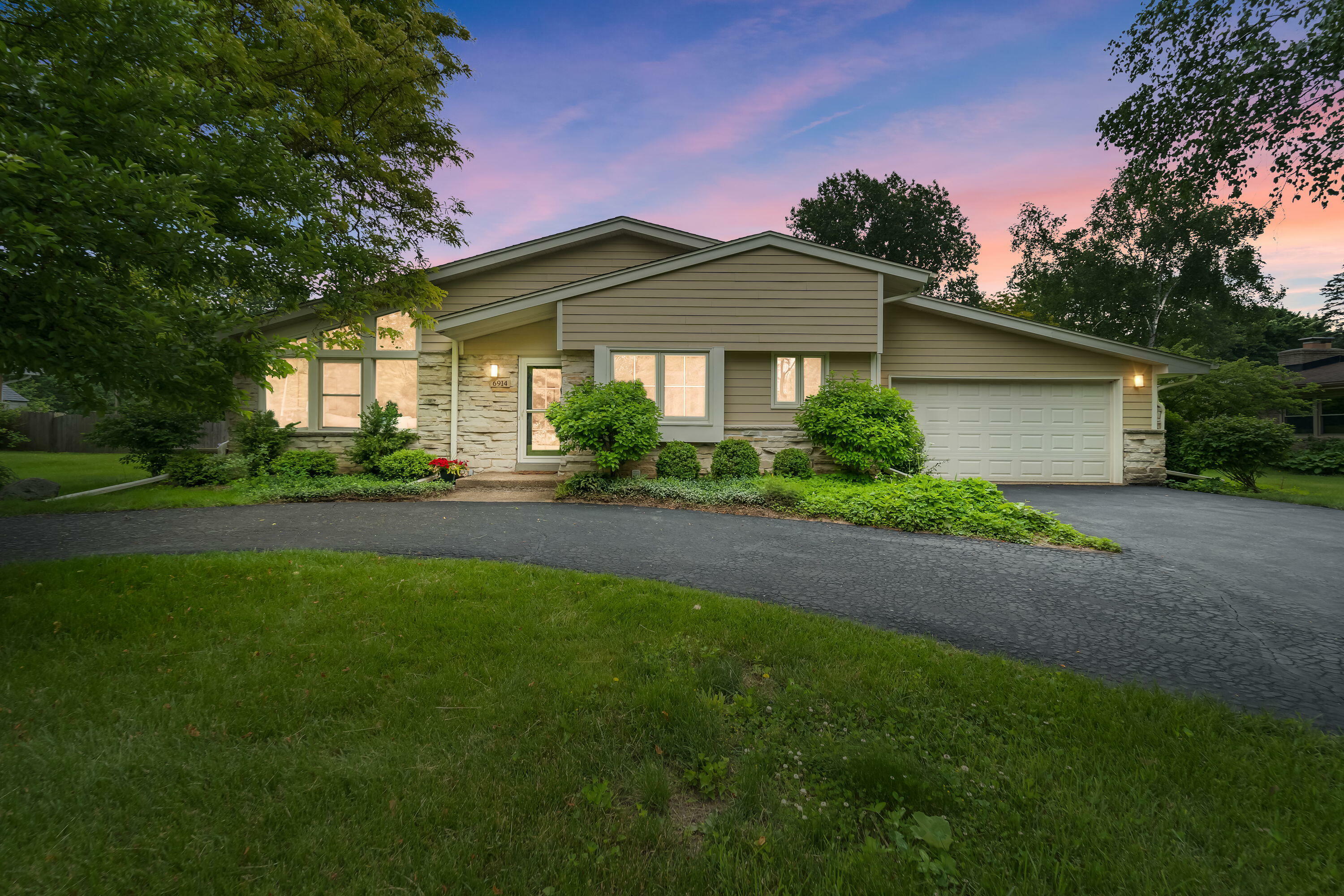 Property Photo:  6914 N Bethmaur Ln  WI 53209 
