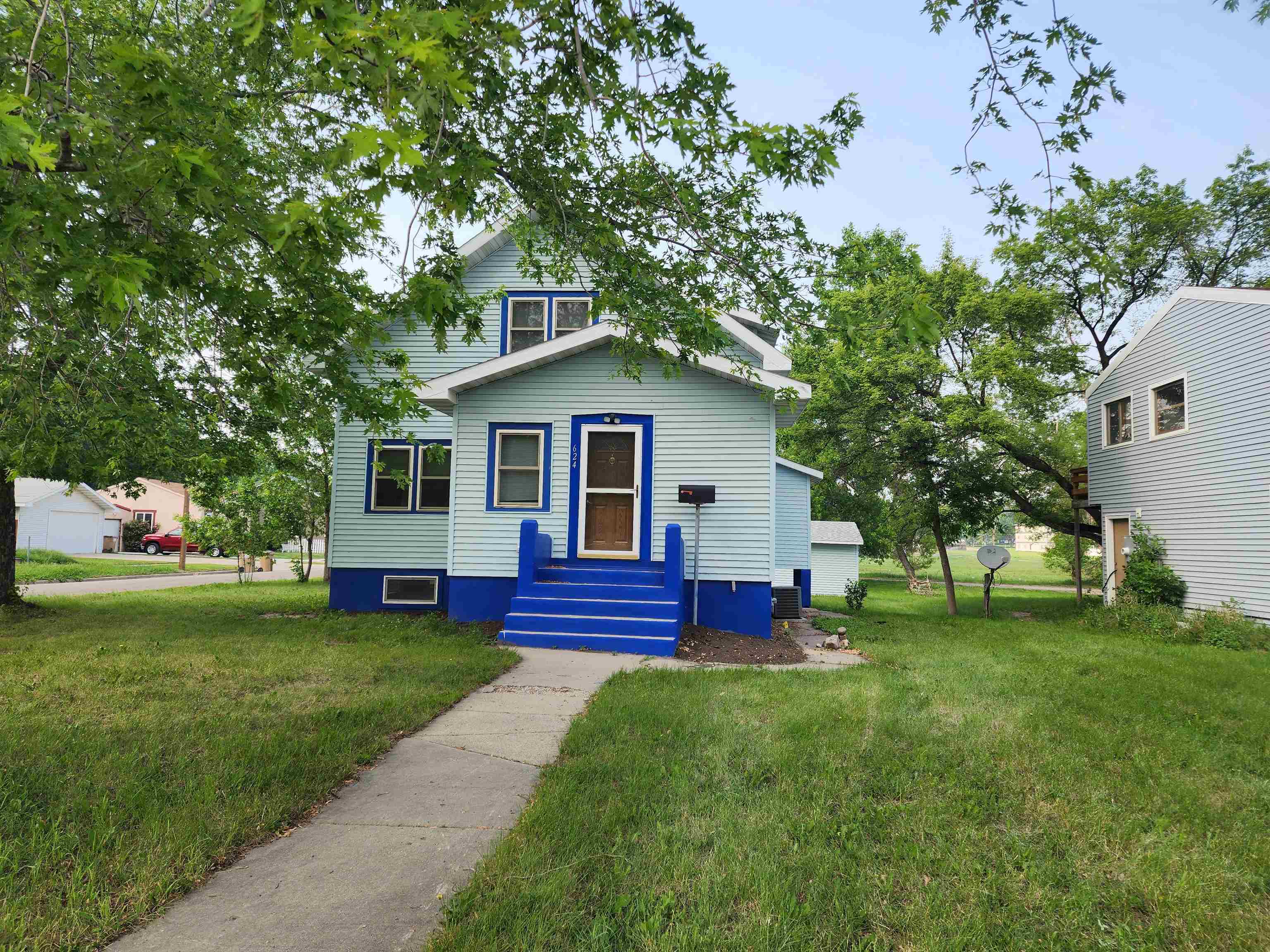 Property Photo: 624 5th Ave NW ND 58703